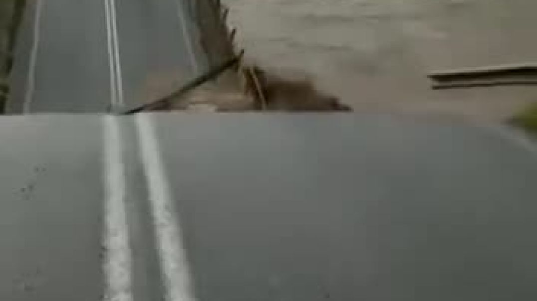⁣Мост, соединяющий Кардицу и Фарсалу с Волосом в Греции, обрушился из-за наводнения в регионе.