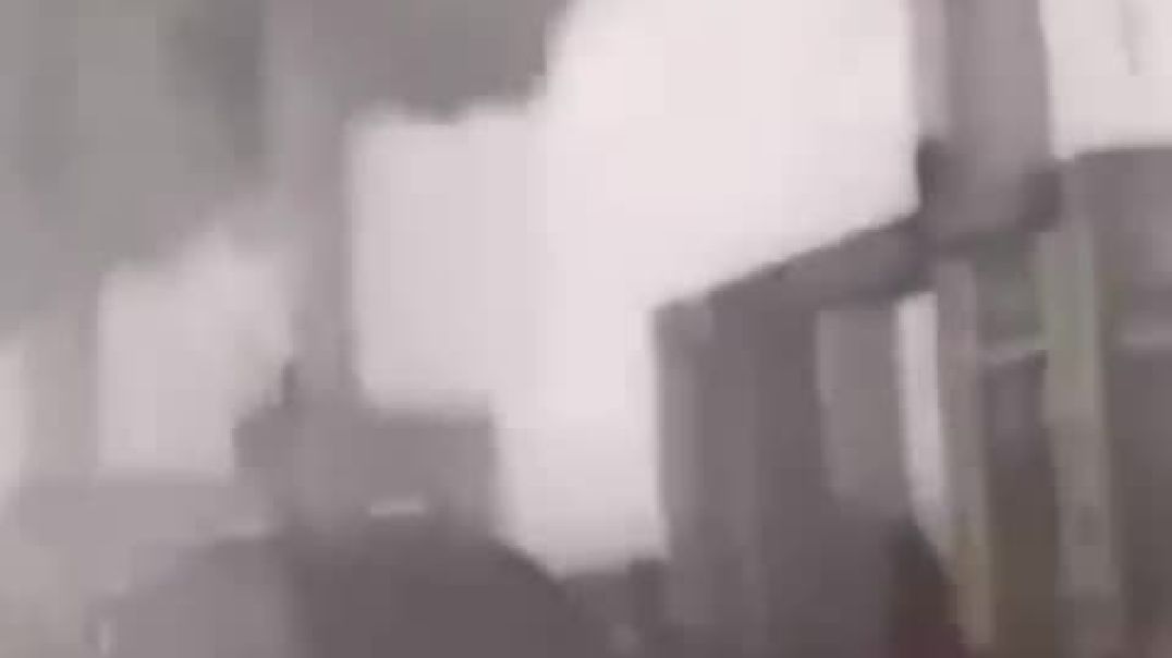 ⁣💨На двухмиллионный бразильский город Манаус обрушился сильнейший шторм на фоне смога от горящих джун