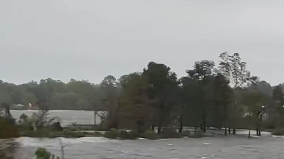 ⁣Последствия тропического шторма Офелии этим утром в Нью-Берне, Северная Каролина