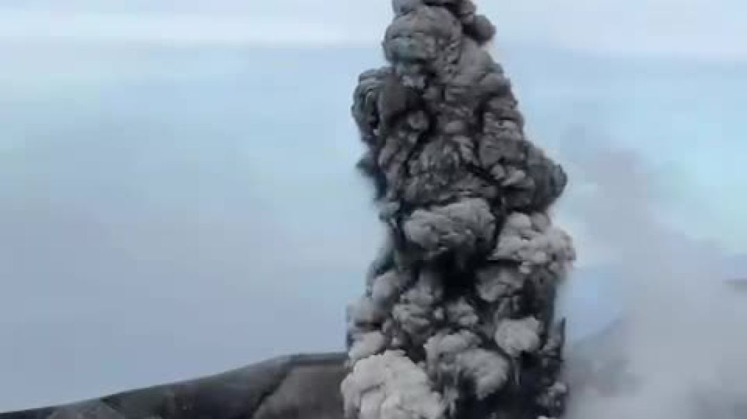 вулкан Эбеко на Курилах.