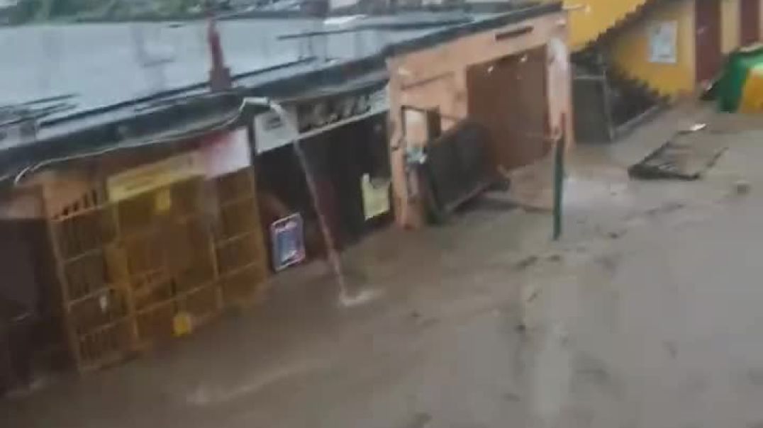 ⁣Столицу Ганы город Аккра тоже основательно подтопило после сильнейших ливней