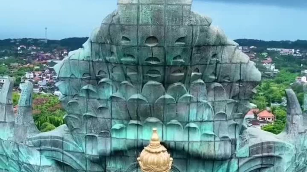 ⁣Самая большая статуя индуистского бога Вишну