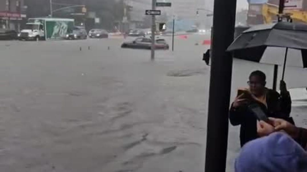 ⁣🇺🇸 Нью-Йорк затопило. В городе объявлена чрезвычайная ситуация.