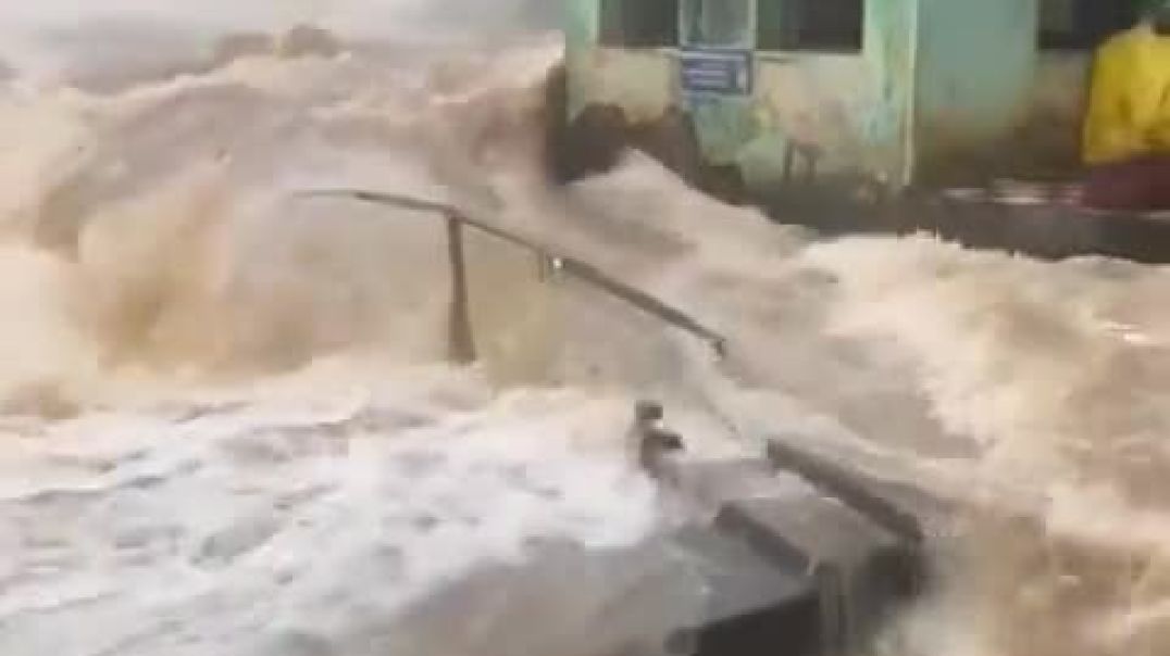 ⁣⁣В Индии переполнились после проливных дождей водопады Тирупараппу в штате Тамил Наду