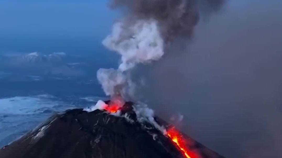 ⁣Извержение вулкана Ключевской на Камчатке продолжается уже месяц и сегодня активизировалось