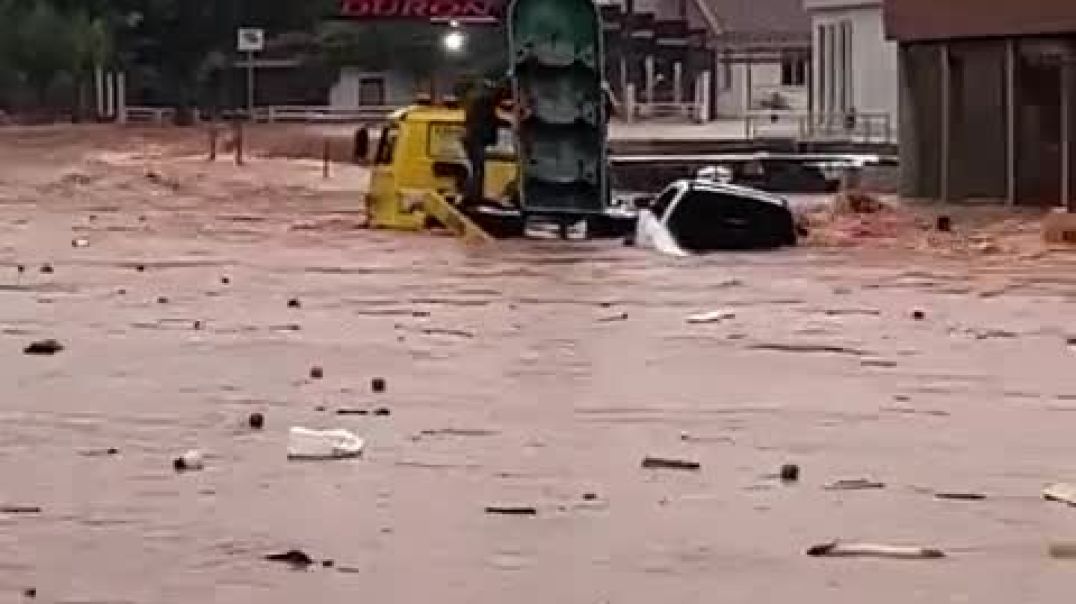 ⁣Сильное наводнение прошло в эти выходные в бразильском штате Парана.