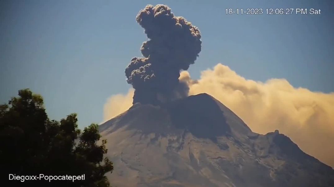 ⁣Вулкан Попокатепетль, продолжает активный выброс пепла
