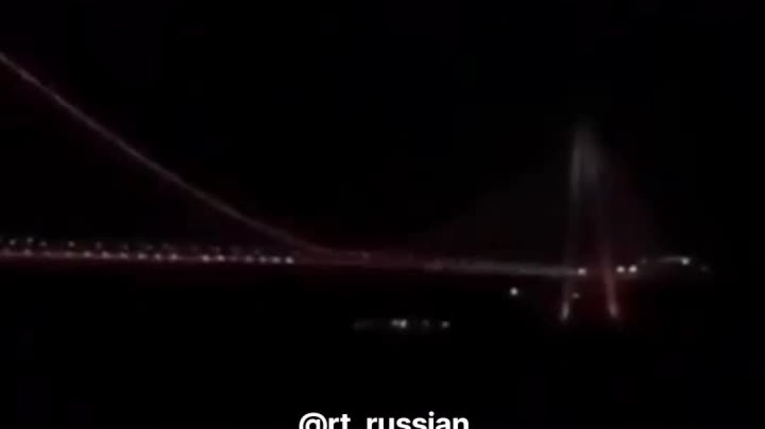 ⁣Молния ударила в подвесной мост Султана Селима Явуза в Стамбуле,