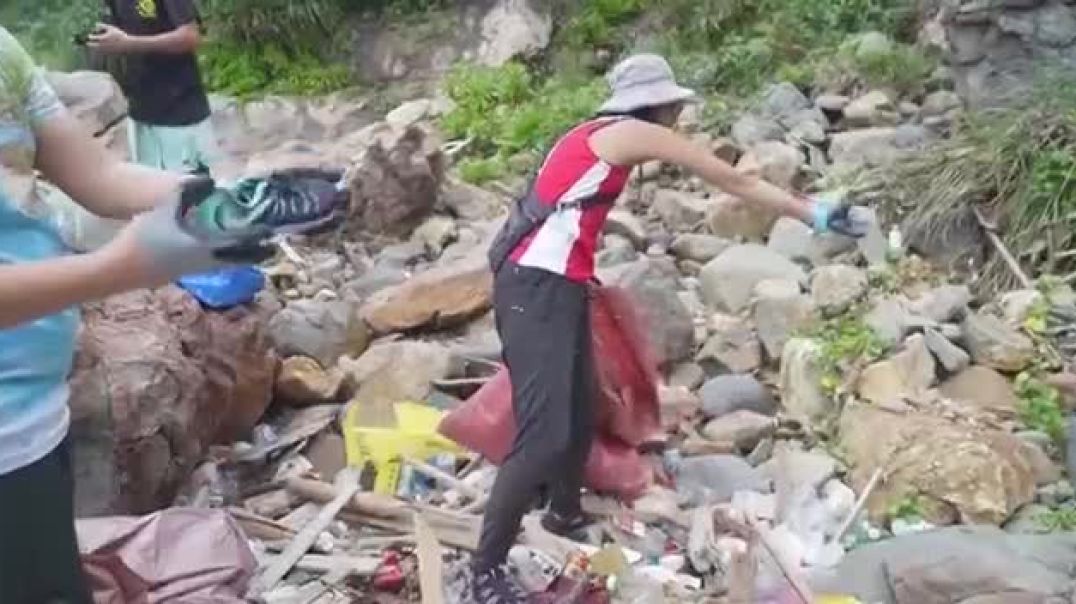 Гонконг завален мусором