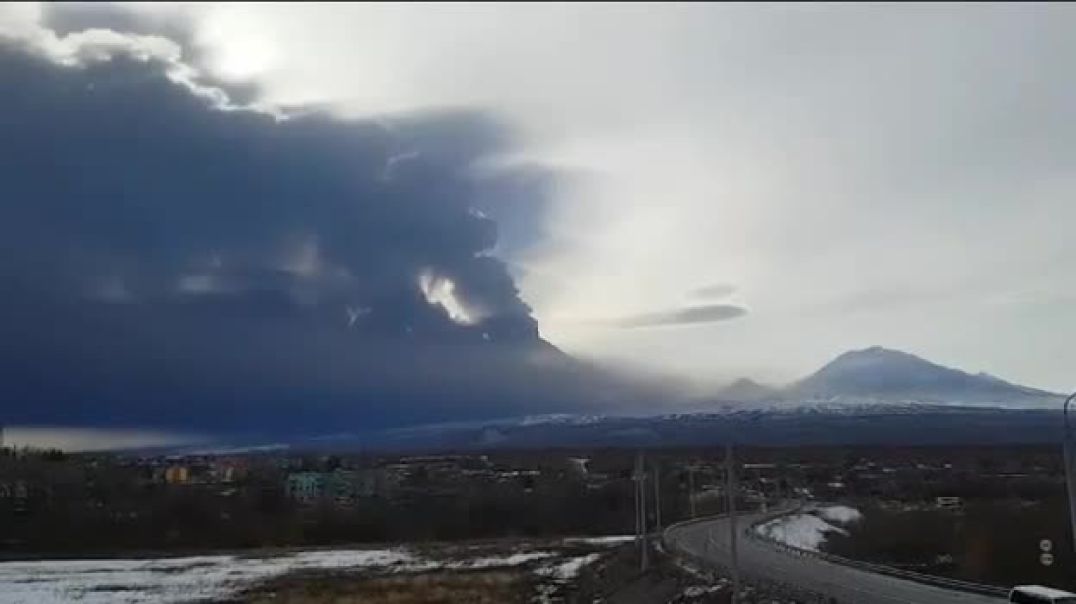 ⁣В настоящее время на Камчатке активизировались три вулкана — Шивелуч, Ключевской и Безымянный.