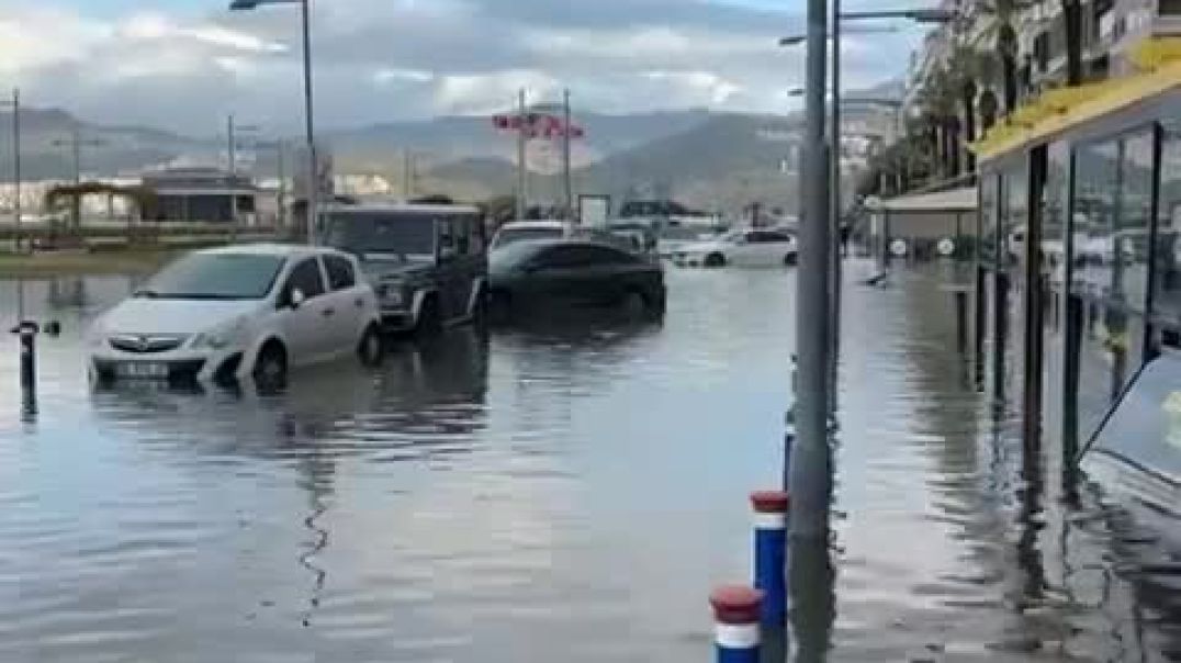 ⁣В Турции море вышло из берегов и затопило прибрежные города.