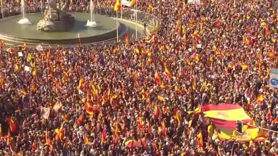 ⁣Около миллиона человек вышли на марш в Мадриде против соглашения об амнистии