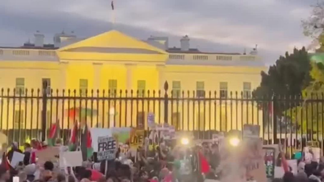 ⁣⁣В Вашингтоне митингующие окружили Белый дом во время пропалестинской акции — они забрызгали резиден