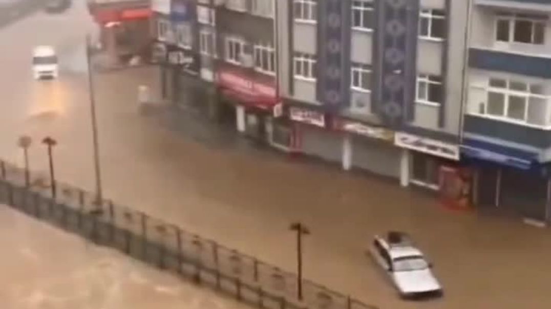 ⁣В Турции мощно затопило 200-тысячный город Эрегли на побережье Чёрного моря