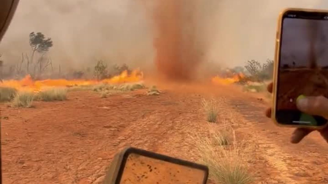 ⁣Редчайшее явление,–огненный вихрь, заметили в Австралии
