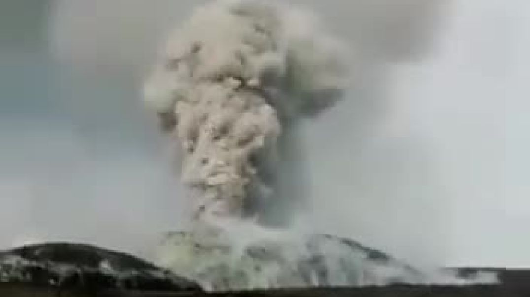 В Индонезии извергается вулкан Кракатау