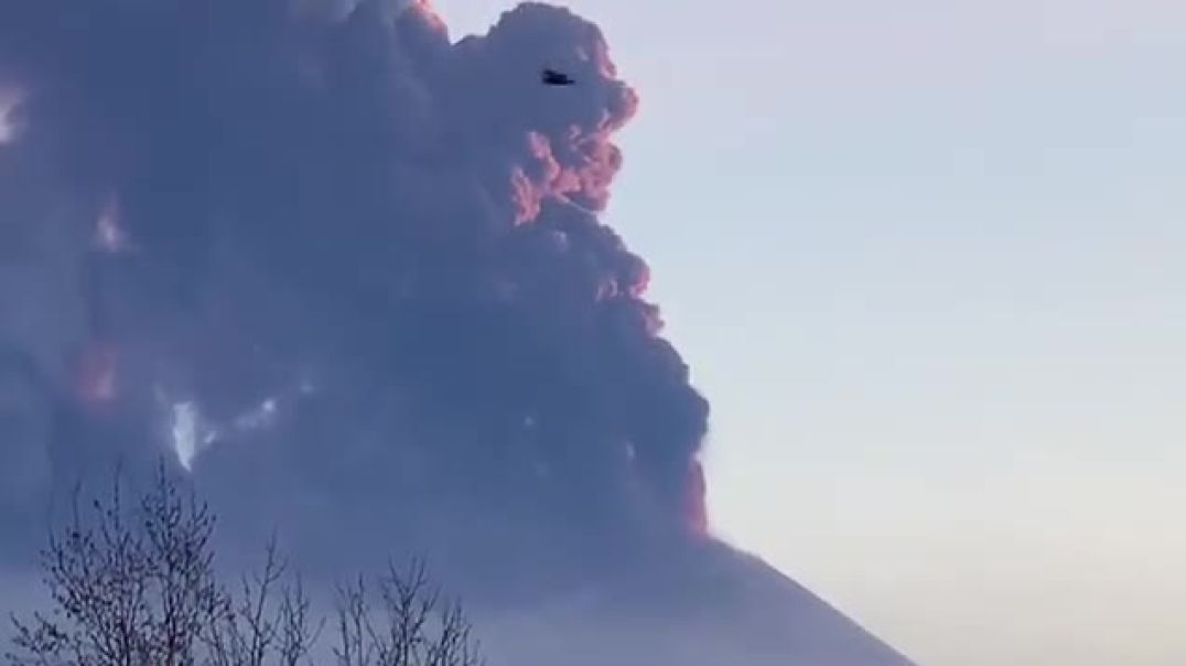 ⁣На Камчатке продолжается извержение вулкана Ключевской