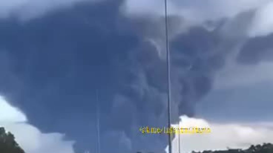 ⁣Мощный взрыв и последовавший за ним пожар произошел на химическом заводе в городе Шепхерд, штат Теха