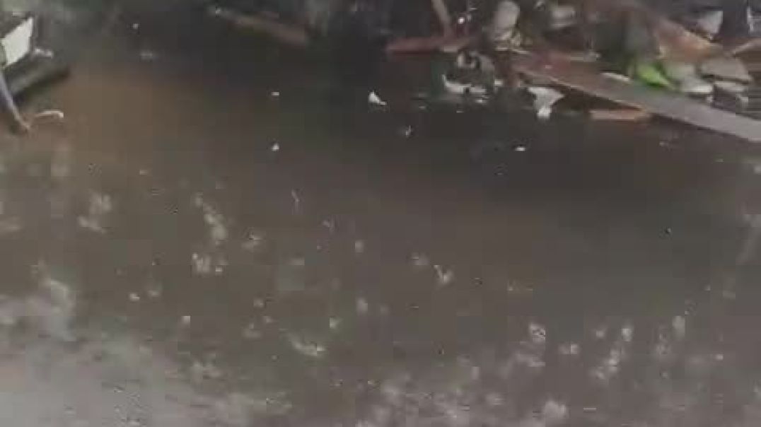 Сильный ветер и дождь в городе Богор, Западная Ява, Индонезия, приводит к обрушению конструкций.