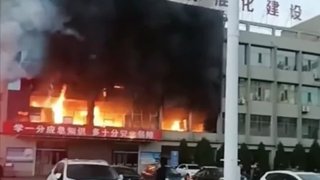 ⁣В Китае в офисном здании произошел крупный пожар ― 11 человек погибли, 51 госпитализирован