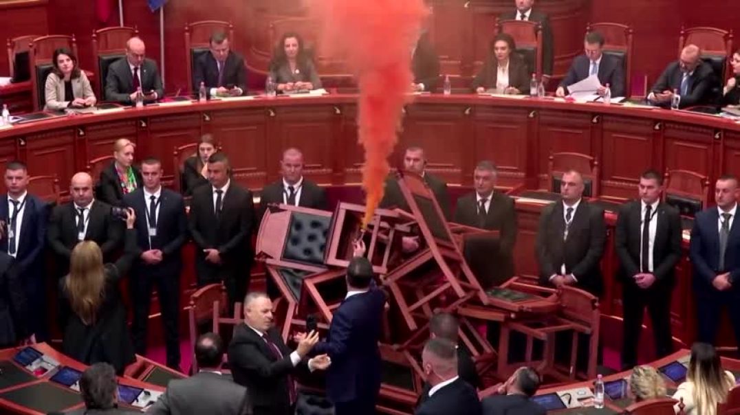 ⁣Албанская оппозиция в парламенте протестовала против бюджета, и снова с помощью дымовых шашек.
