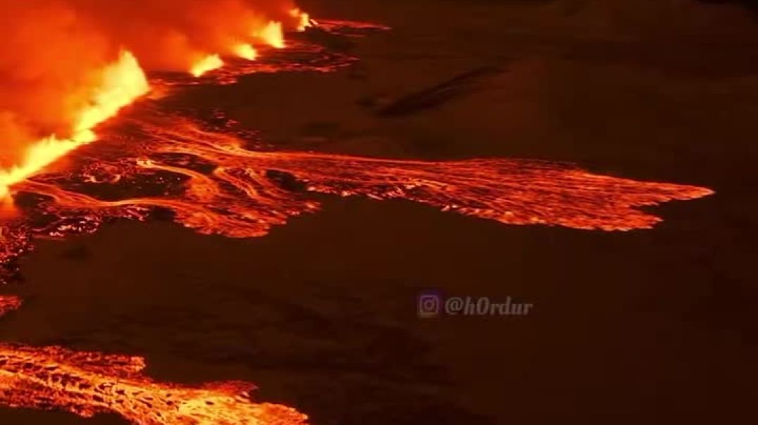 ⁣За ночь эруптивный разлом (вулканическая трещина) в Исландии достиг величины в 4,1 км, а днём продол