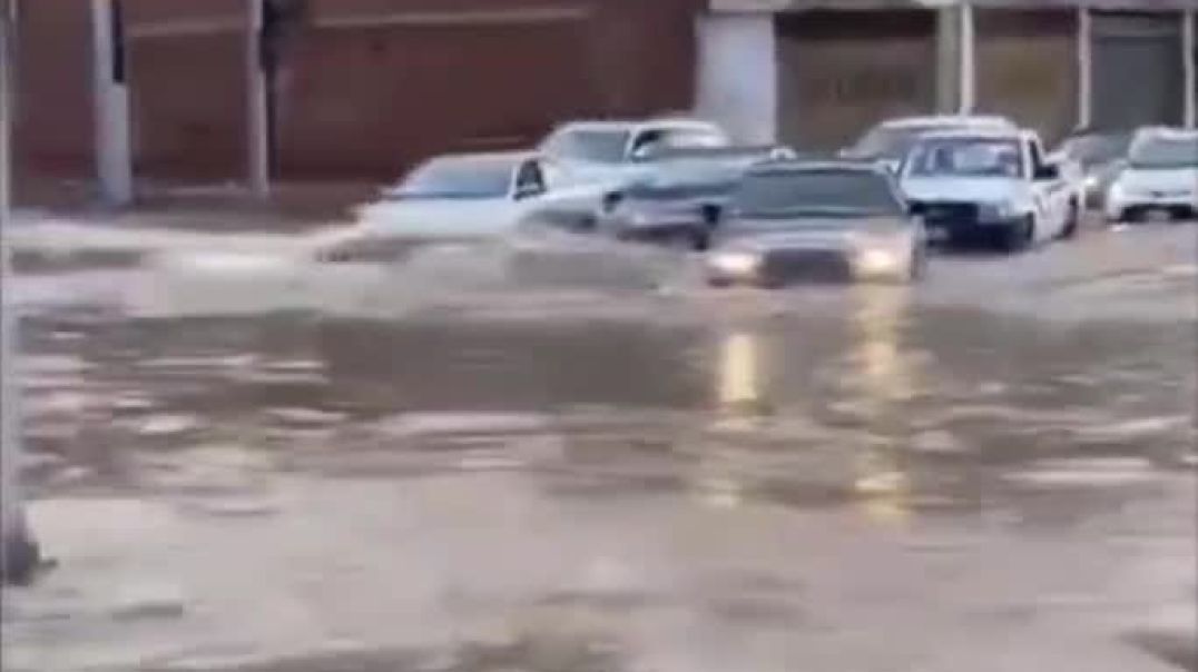 ⁣Улицы священного города мусульман Медины захватило сильное наводнение