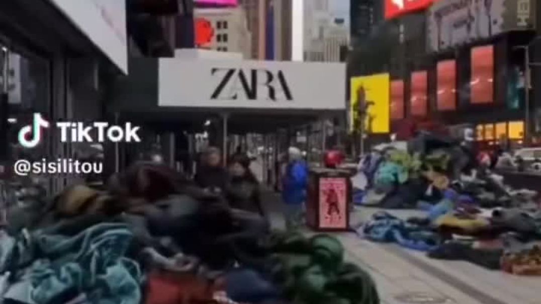 ⁣Уже несколько дней продолжаются акции протеста против бренда Zara, протестующие выкидывают одежду бр