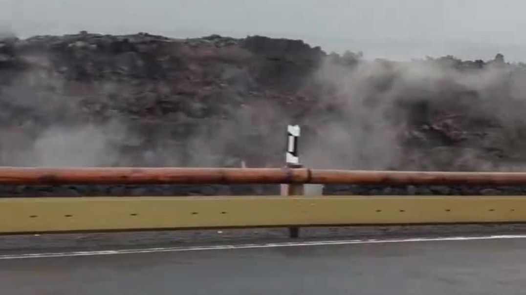 ⁣На видео проезд по новой дороге, построенной на потоках лавы.
