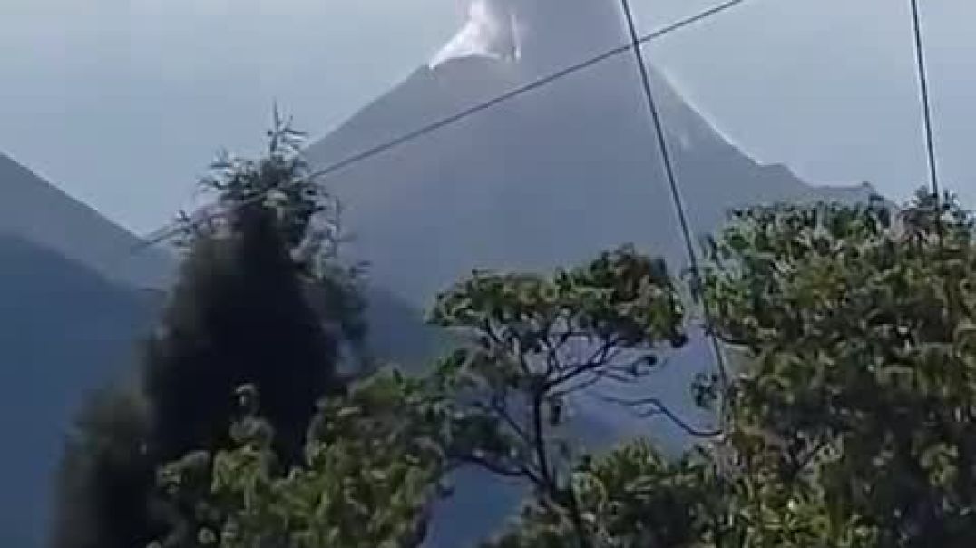 ⁣🌋Извержение вулкана Сантьягито началось в Гватемале