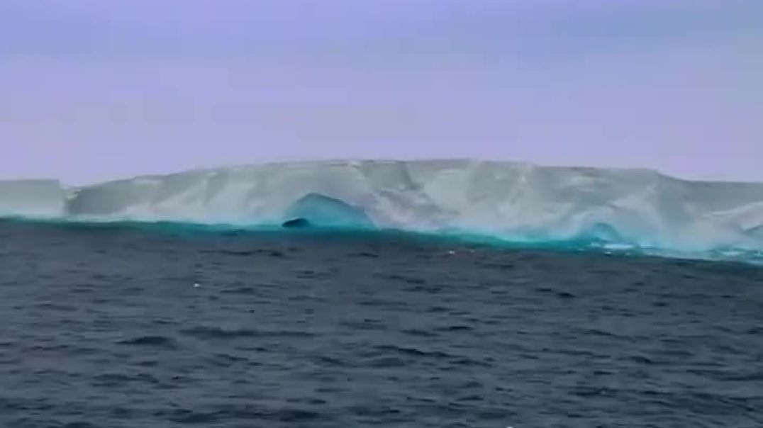 ⁣Самый большой в мире айсберг