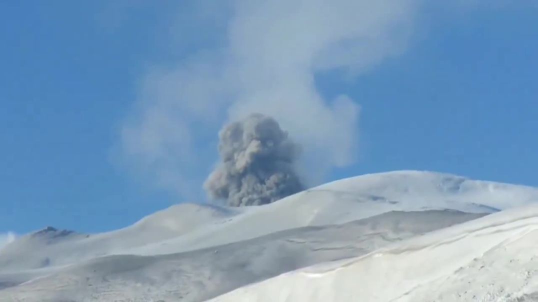 ⁣На вулкане Эбеко на Курильских островах зафиксирован новый пепловый выброс высотой до 1,5 километра,