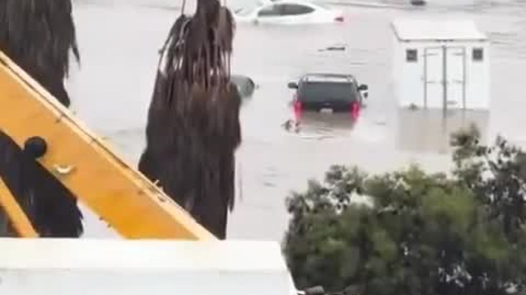 ⁣Город Сан-Диего (штат Калифорния) объявил чрезвычайное положение из-за шторма. Тысячи людей остались