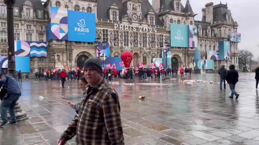 ⁣Активисты во Франции провели акцию протеста у мэрии Парижа под звуки гимна СССР.