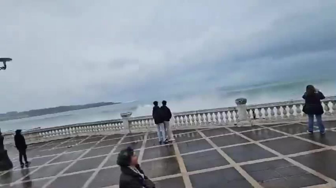 Штормовая волна сносит зевак на набережной в городе Сантандер (Испания, Кантабрия, 25 февраля 2024).