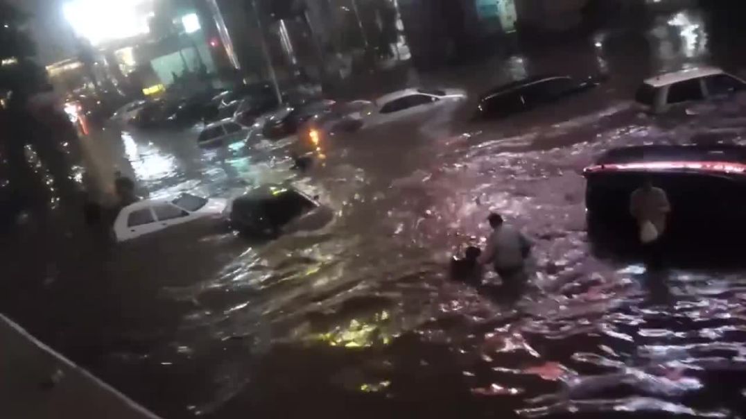 ⁣Сильный дождь в Карачи, дороги затоплены, люди заблокированы