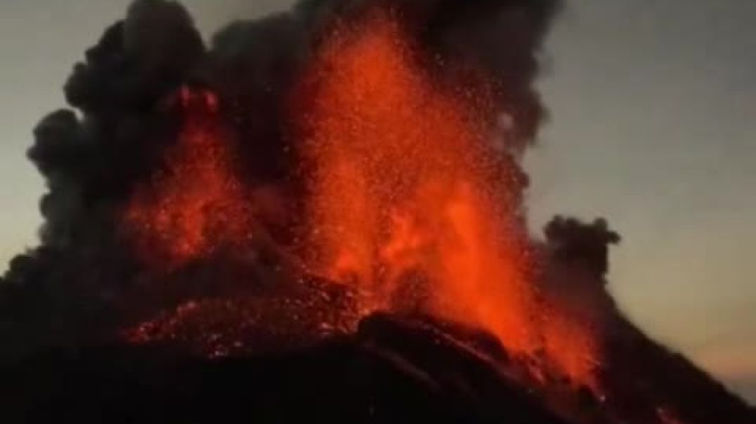 ⁣Массивное извержение вулкана Сантьягито началось сегодня в 11 км от второго по величине города Гвате