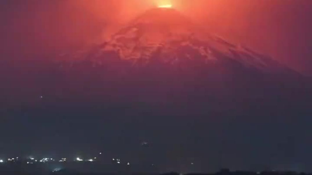 ⁣Эффектная и зловещая гроза над вулканом Вильяррика в Чили, попала на видео