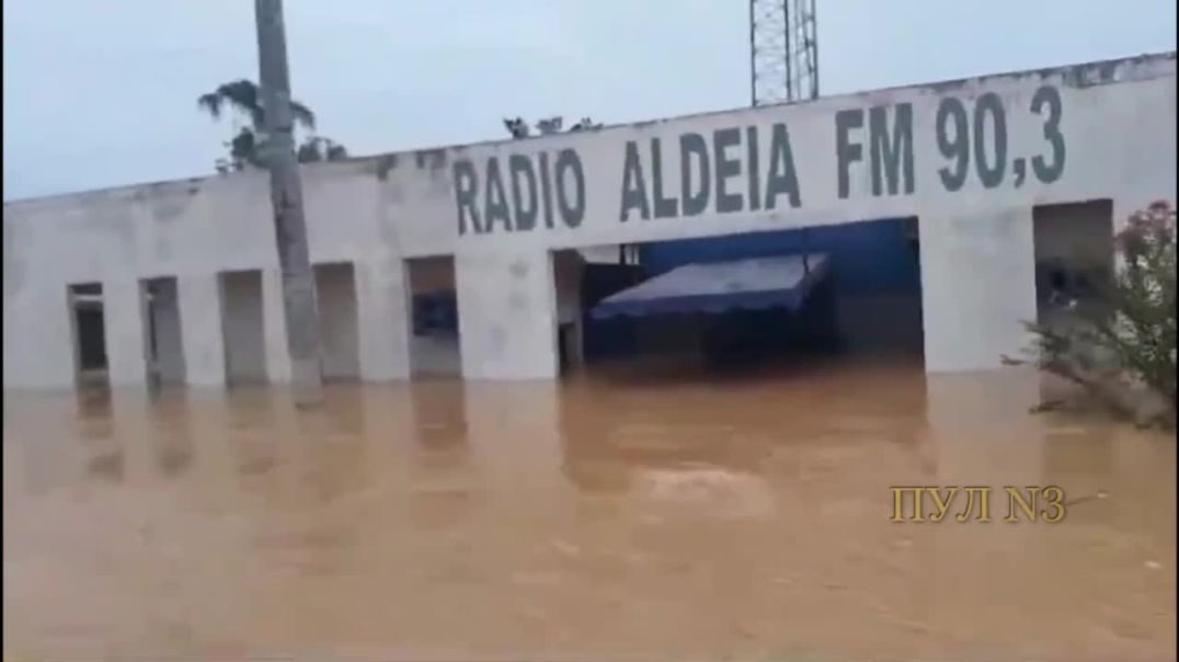 ⁣По меньшей мере 40 человек погибли из-за наводнения в Бразилии: «Вызванный дождями разлив реки Акко