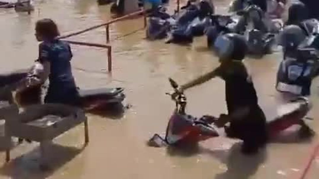 ⁣Улицы, дома и здания были затоплены из-за разлива реки Цисангарунг на Яве.