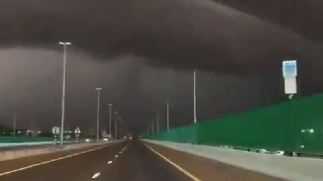 ⁣Шторм Supercell наблюдался над Аль-Айном, так как крупные города ОАЭ, включая Дубай, подвергаются пр