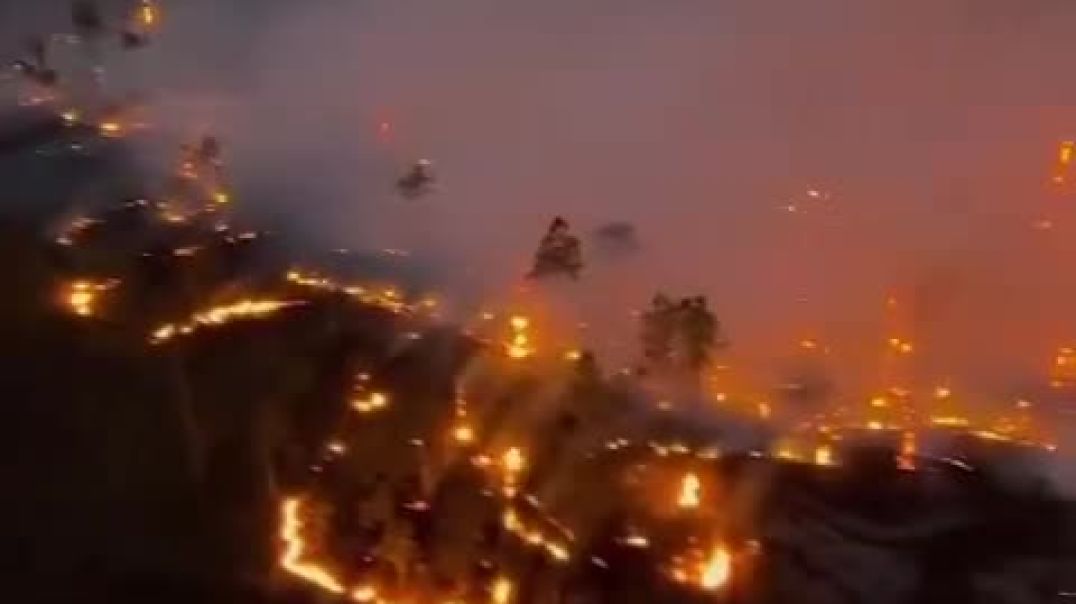 ⁣Завораживающий вид с вертолета на продолжающийся лесной пожар в мексиканском муниципалитете Атисапан
