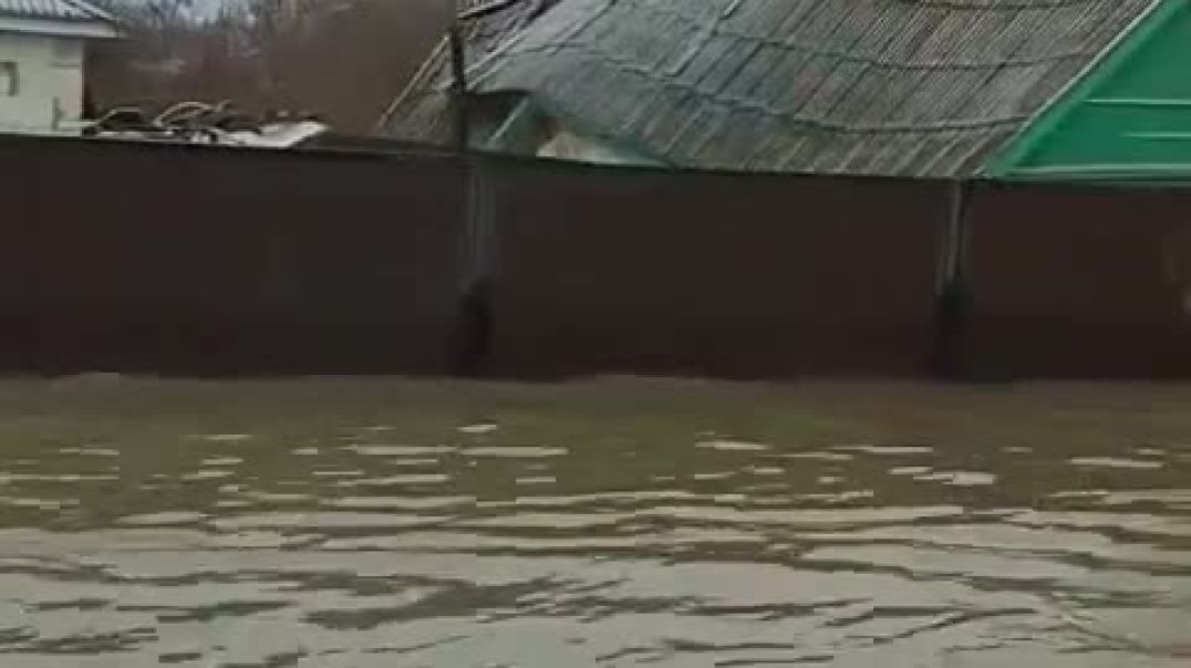 ⁣Масштабное наводнение в селе Кобда из-за вышедшей из берегов реки Кобда, Актюбинская область, Казахс