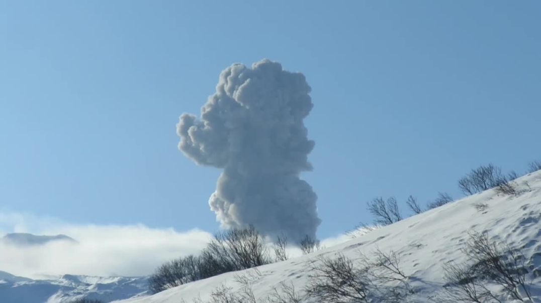 ⁣Вулкан Эбеко снова активизировался  Высота выброса пепла составила свыше трёх километров.