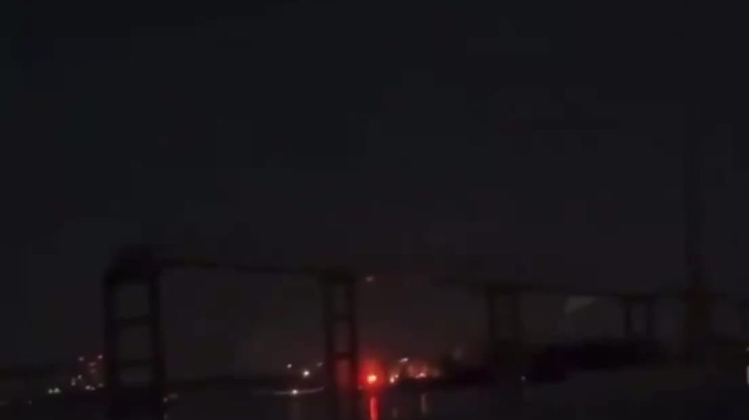 ⁣Минимум семь человек оказались в воде после обрушения моста в Балтиморе, в который врезалось судно.