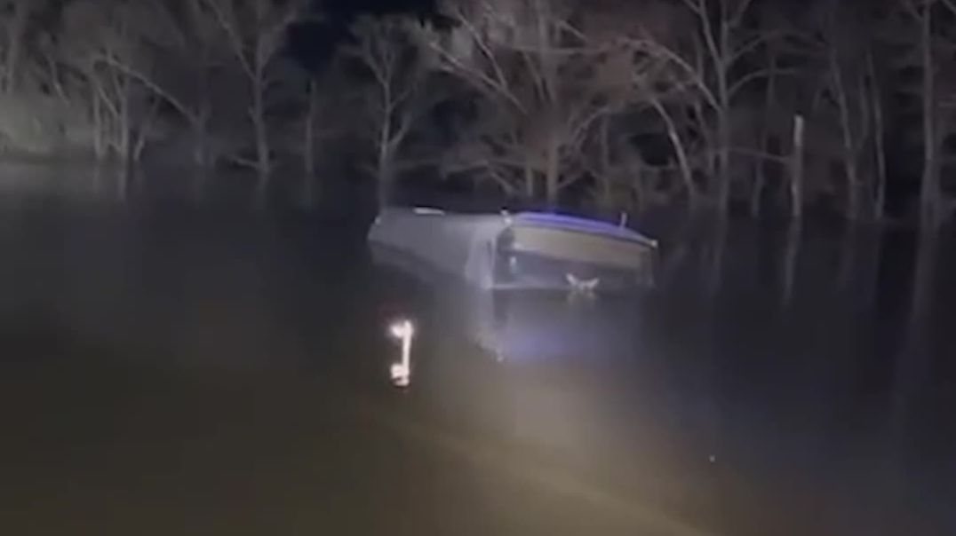 ⁣На Алтае автобус попал в зону талых вод — салон машины полностью затопило, а пассажирам пришлось выб