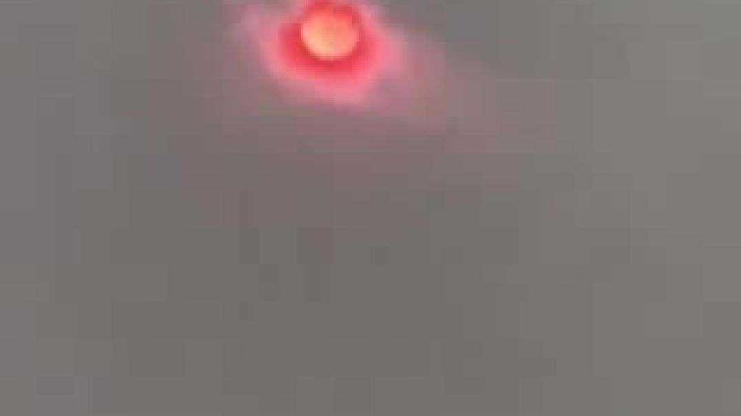 ⁣Странное красное солнце неожиданно появилось в небе над Харбином