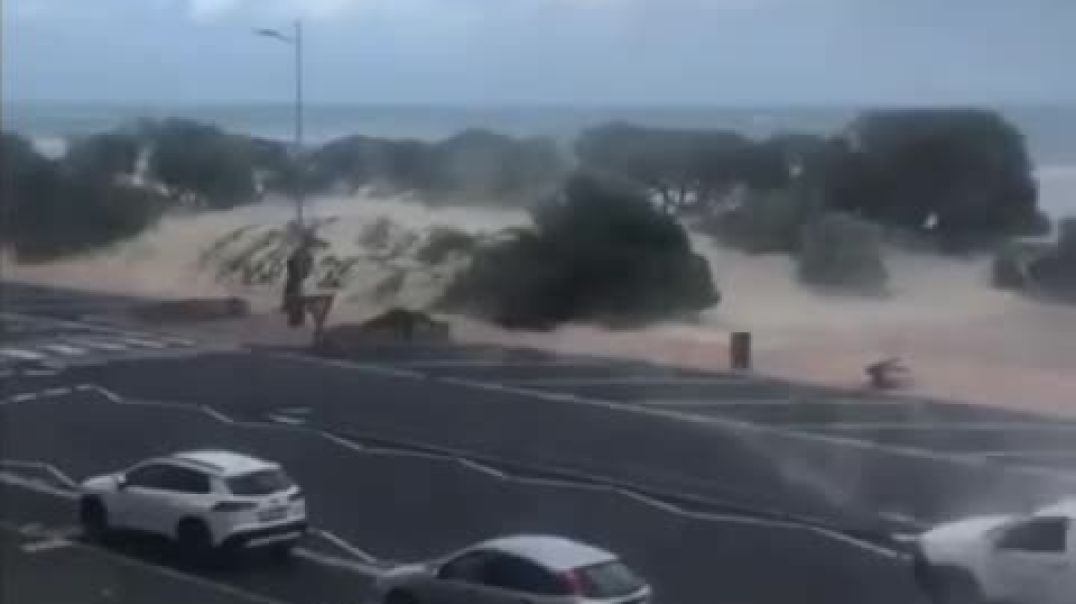 ⁣Сильный шторм обрушился в воскресенье на полумиллионный  Кейптаун в ЮАР