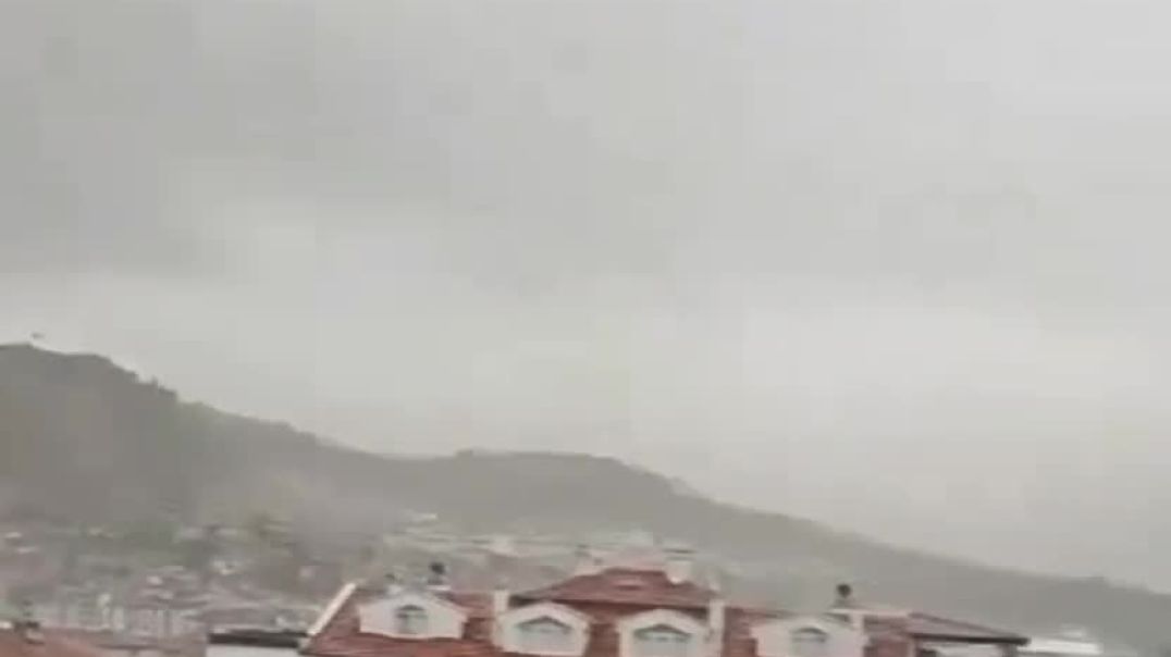 ⁣Штормовой ветер обрушил минарет мечети в турецком городе Чанкыры. Повреждены близлежащие здания и ав