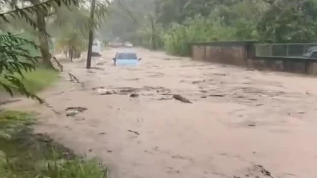 ⁣После проливных дождей в Лахасе, Пуэрто-Рико, улицы превратились в реки.